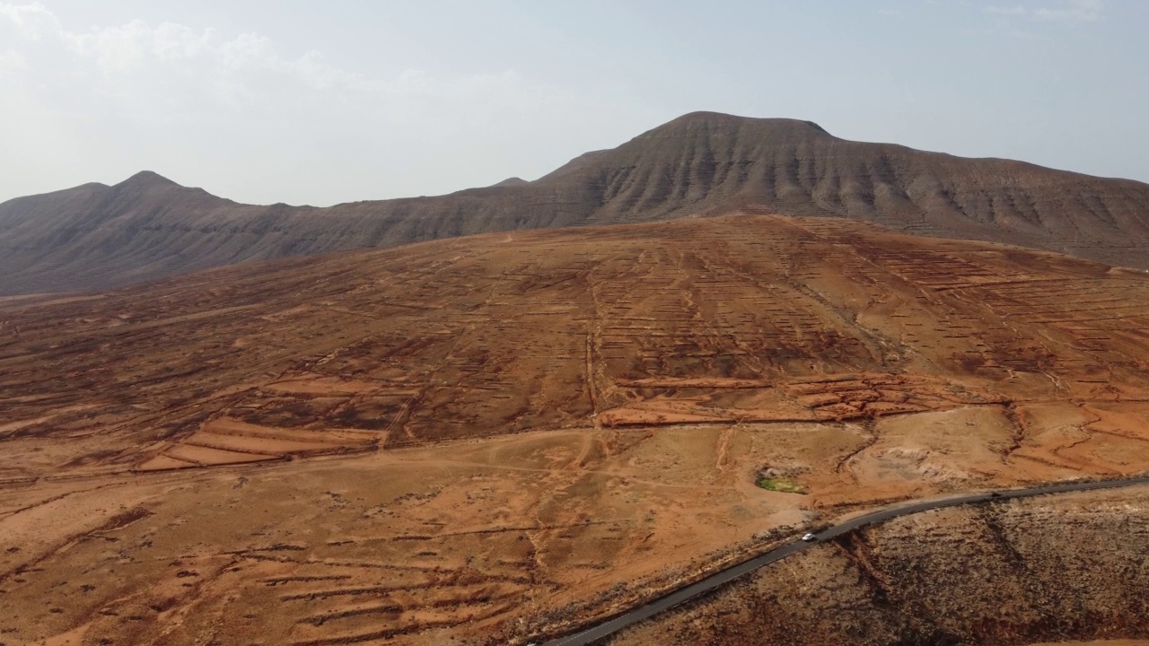 富埃特文图拉岛的沙漠和火山景观鸟瞰图。视频素材