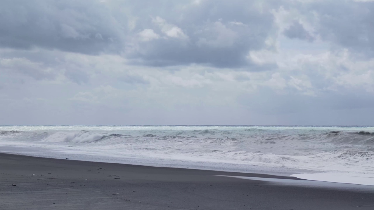 沙滩上美丽的海浪。美丽的晴天海浪穿越海滩沙滩。海景资料片。碧波荡漾水面。视频素材