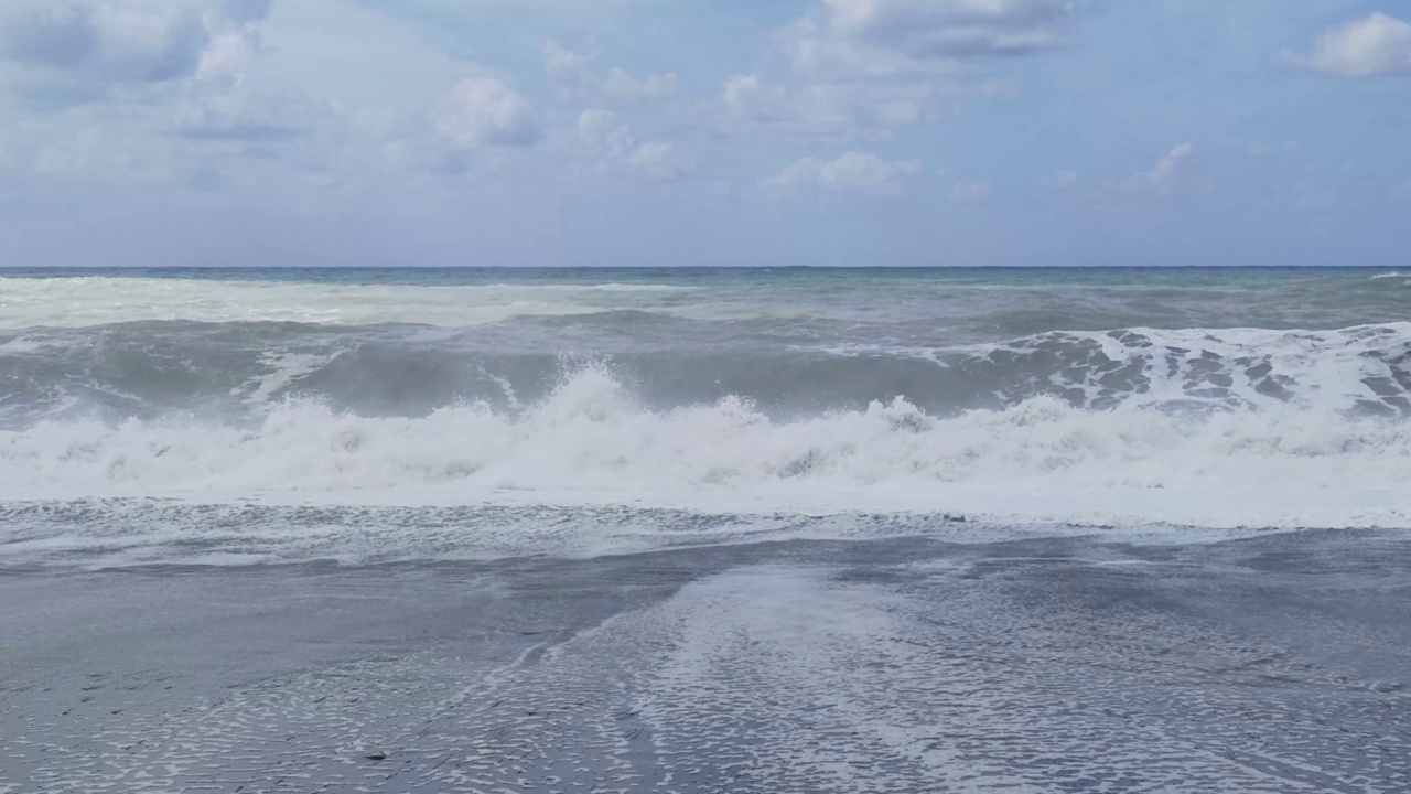 海浪拍打岩石的慢动作。江水和海水的波浪在涨潮和退潮时相遇。第勒尼安海漩涡，卡拉布里亚，意大利。视频素材