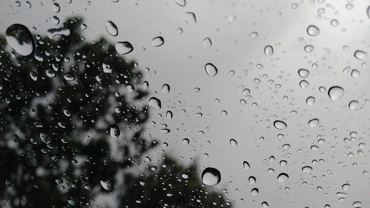 雨点落在玻璃上。的概念。多雨的季节。风暴。糟糕的能见度。天气预报。气象部门。视频素材