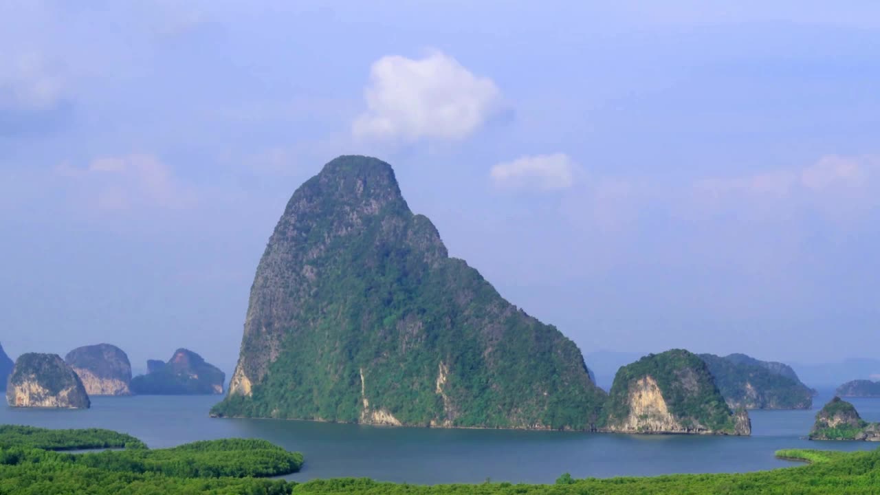 在湛蓝的天空下，平静的海水视频素材