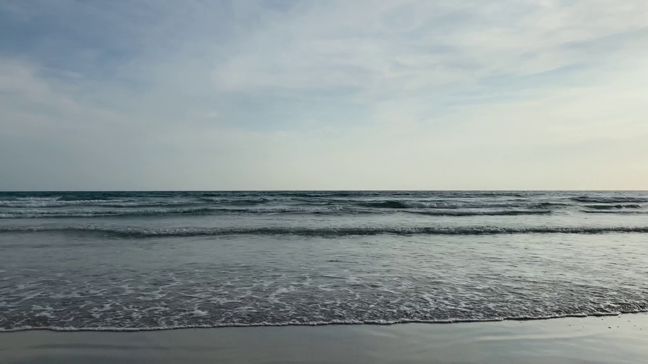 夏日沙滩、海沙和天空的风景。滩海空间区。视频素材