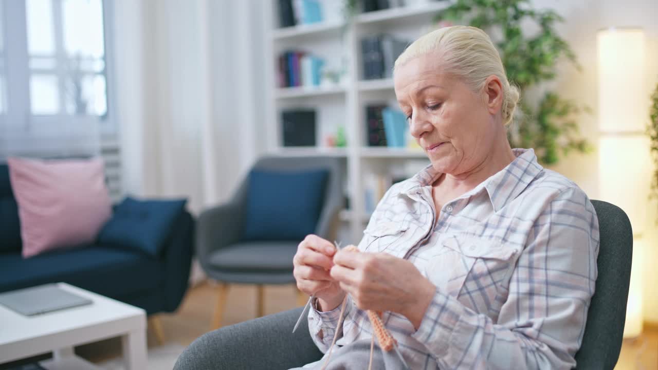 年轻的护士拜访养老院的一位成熟的女士，询问她的健康状况视频素材