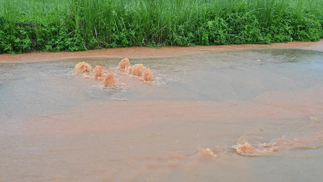 大雨过后的洪水导致下水道溢出。视频素材