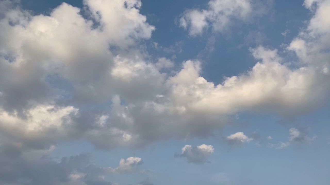 在傍晚的天空中漂移的积云的延时镜头。Cloudscape在日本视频素材