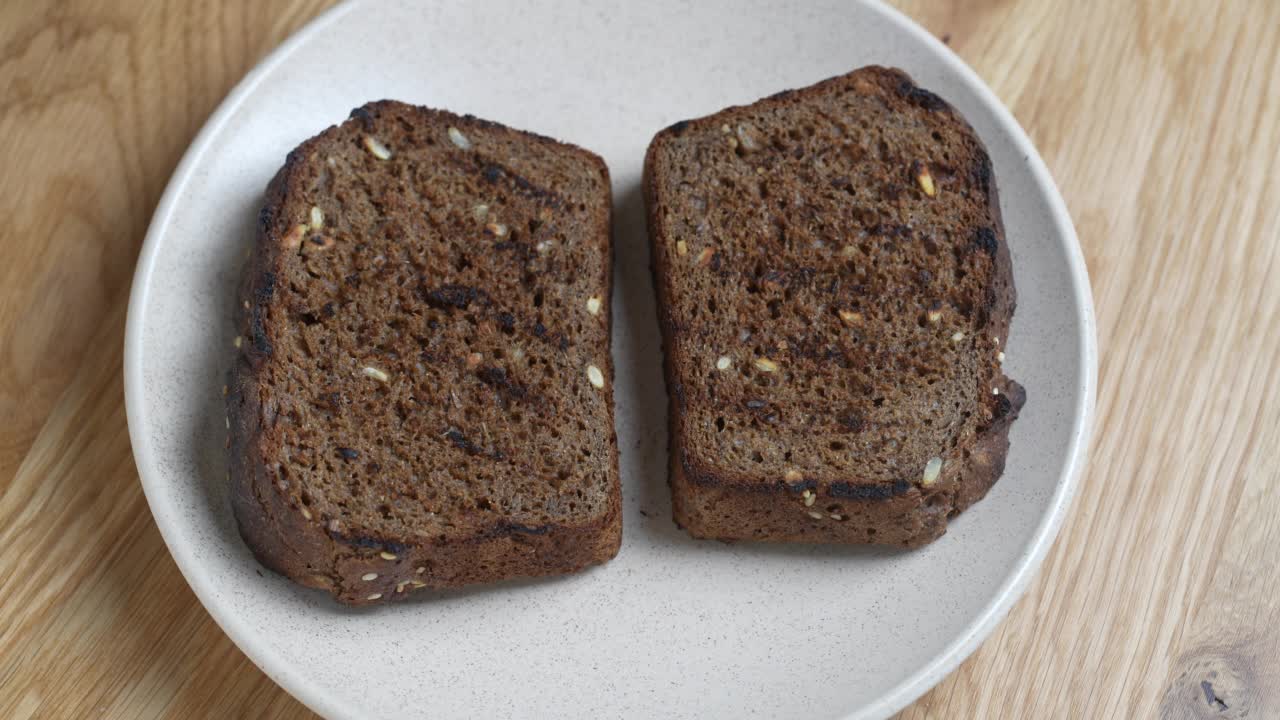 早餐三明治加炒鸡蛋。接近煎蛋三明治视频素材