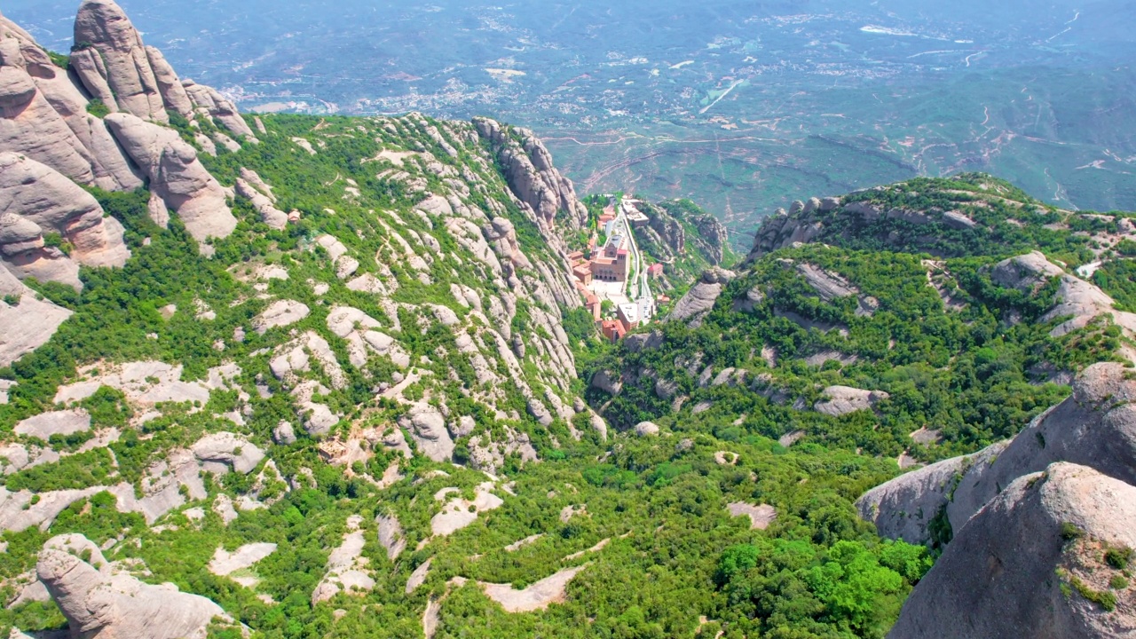 无人机拍摄到蒙特塞拉特山顶上的一群登山者。视频素材