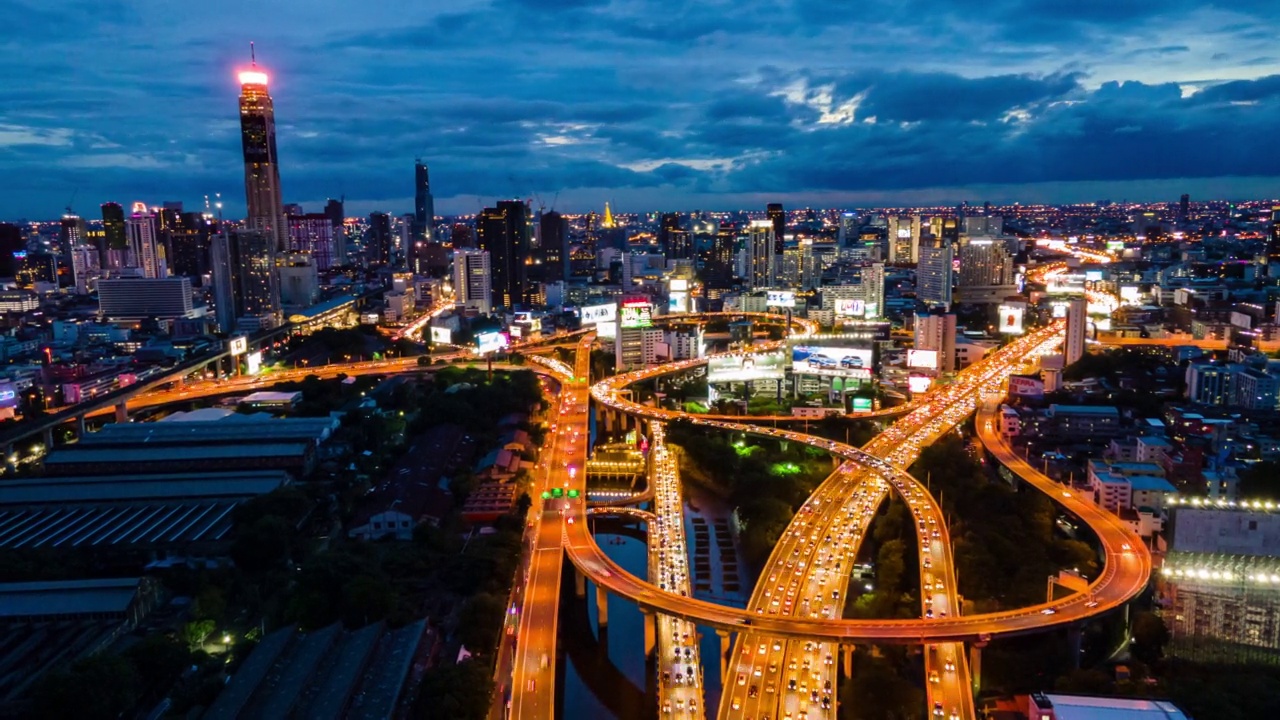 Hyperlapse Or Dronelapse曼谷商业区与高速公路在黄昏的场景视频素材