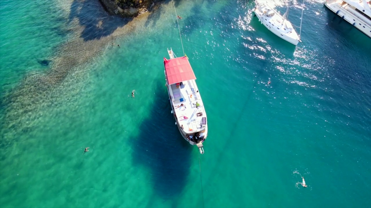 无人机拍摄的视频从每日游船Göcek, Muğla，土耳其视频素材