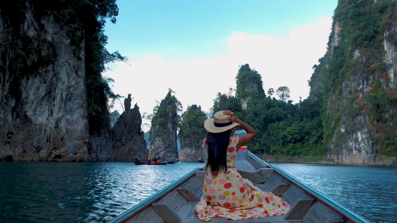 Khao Sok Thailand，长尾船上的女人视频素材