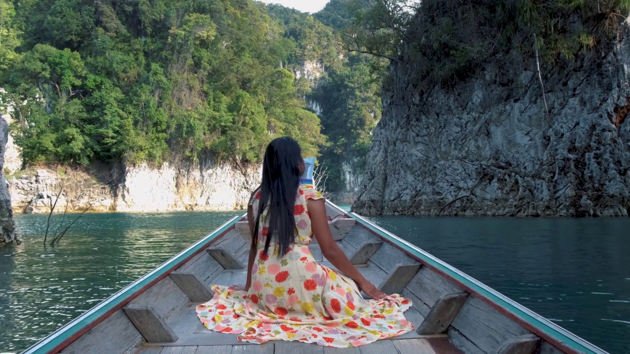 Khao Sok Thailand，长尾船上的女人视频素材