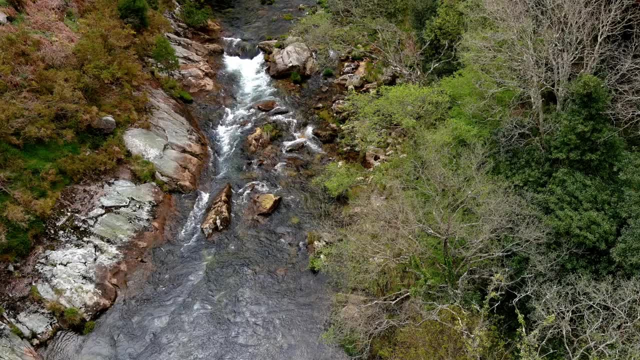 在山谷的斜坡上，靠近瀑布的一个观察点的区域视频素材