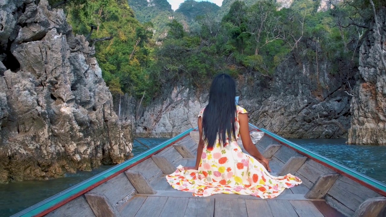 Khao Sok Thailand，长尾船上的女人视频素材