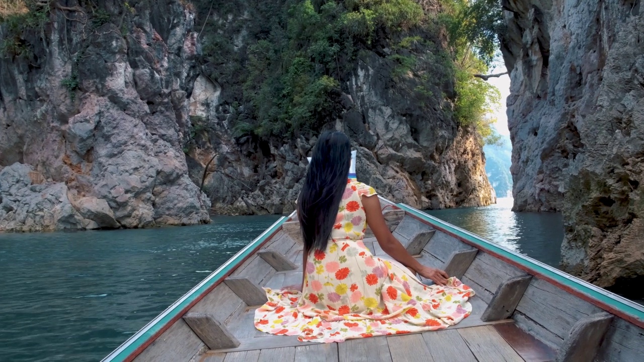 Khao Sok Thailand，长尾船上的女人视频素材