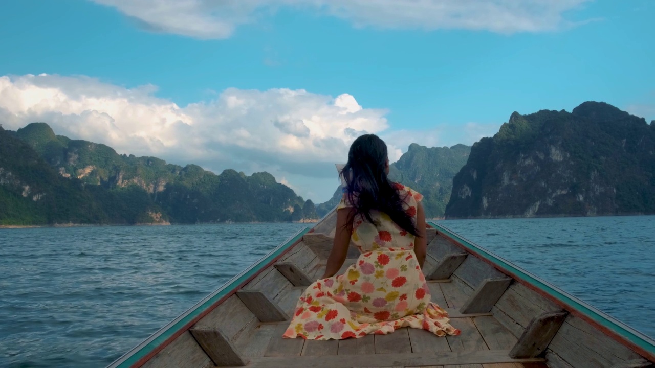 Khao Sok Thailand，长尾船上的女人视频素材