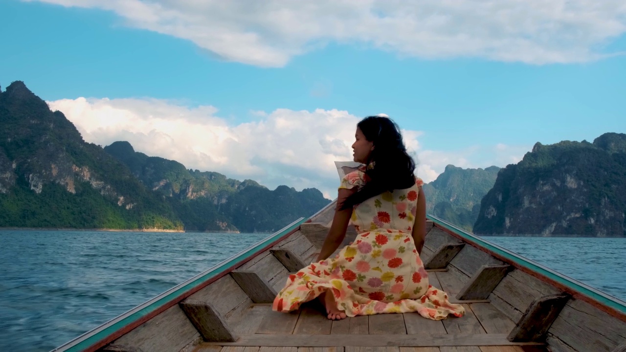 Khao Sok Thailand，长尾船上的女人视频素材