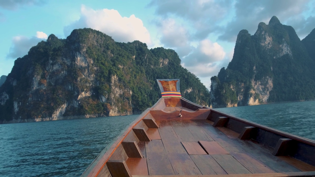 泰国考索，美丽的自然风光，风景秀丽的岩石山考索国家公园，有船供游客游玩，吸引着泰国著名的热门地方视频素材