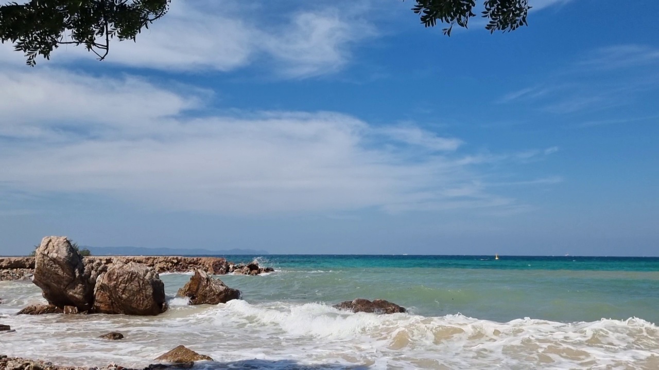 夏天，自然背景下的海浪视频素材