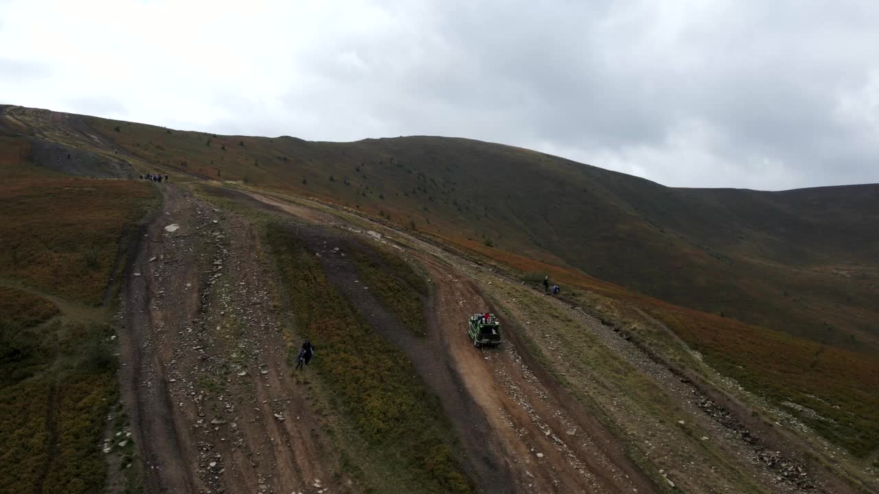 山道景点的越野汽车鸟瞰图视频素材