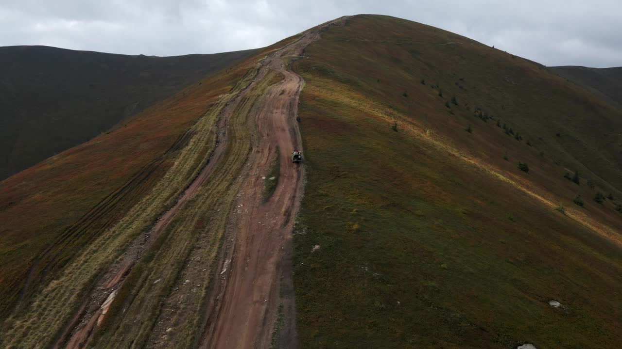 山道景点的越野汽车鸟瞰图视频素材