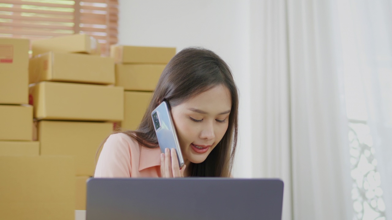 亚洲向客户介绍在线小生意的年轻女子。网上销售经营理念视频素材