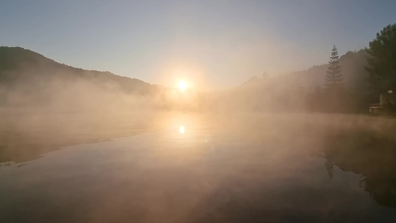 自然，风景，雾蒙蒙的湖泊，水库的早晨，视频素材