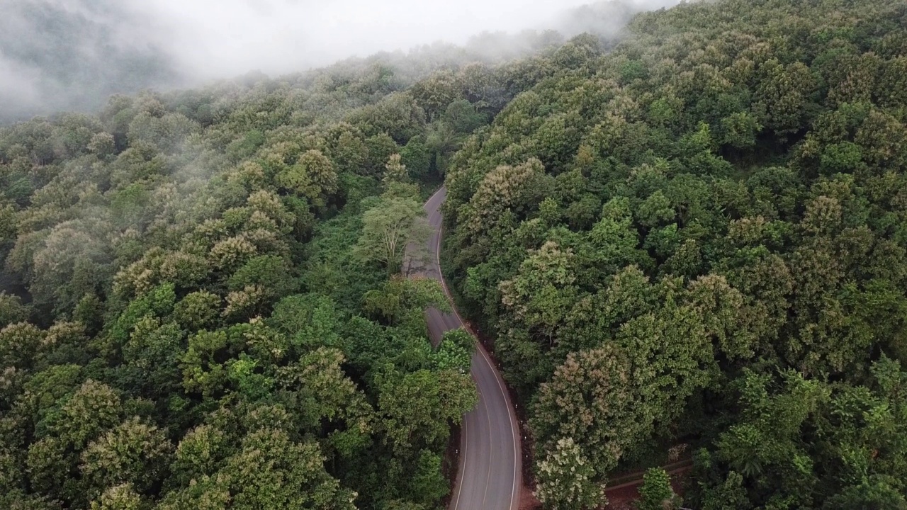 在泰国清莱省农村地区的公路上行驶的汽车的鸟瞰图。视频素材