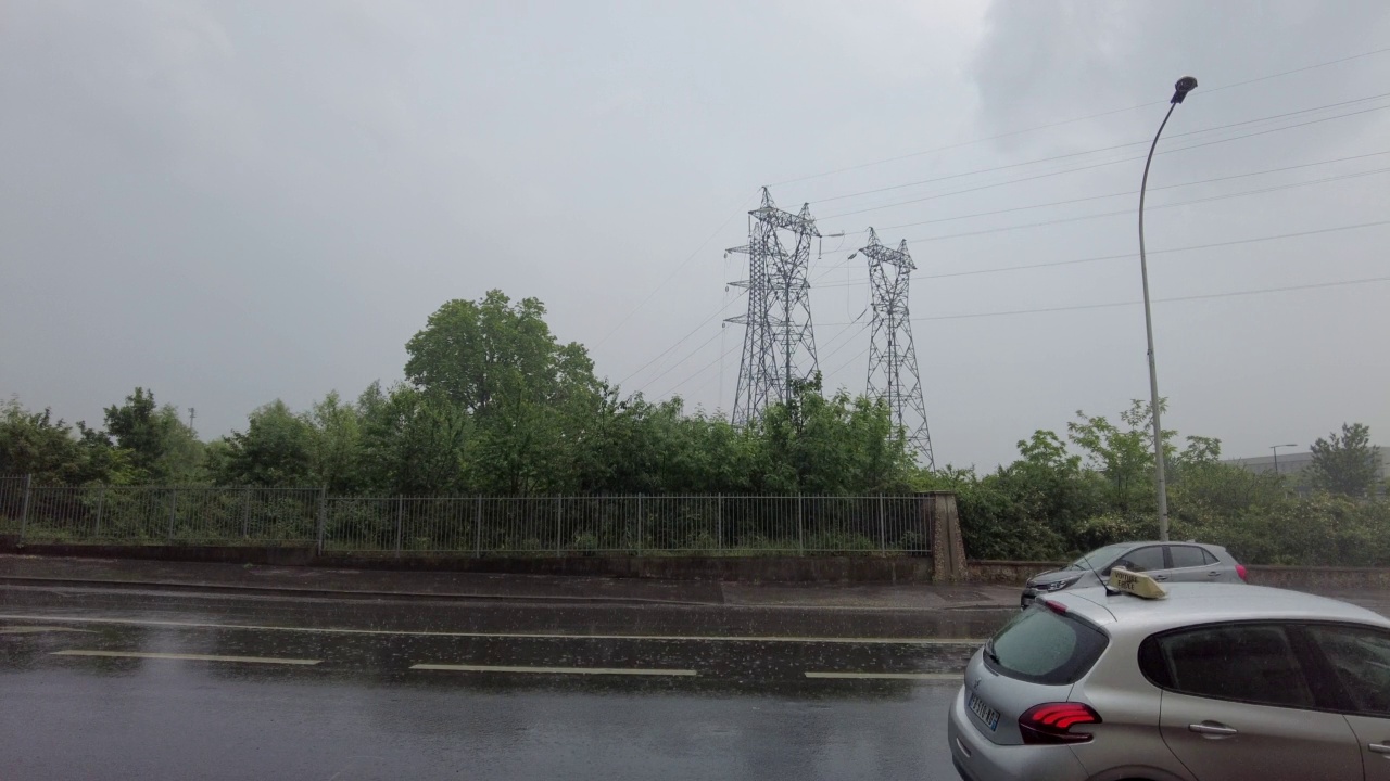 雨中有电塔的路视频素材