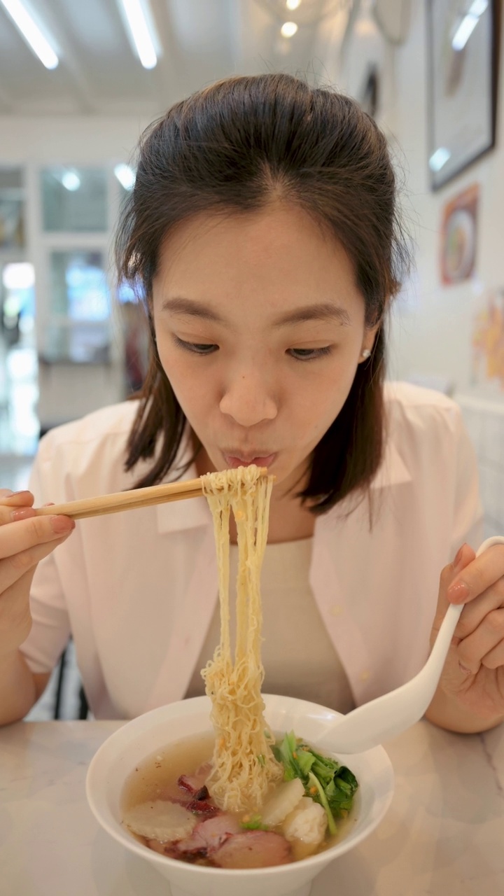 亚洲泰国女性午餐黄酱面与烧烤猪肉在暹罗曼谷泰国视频素材