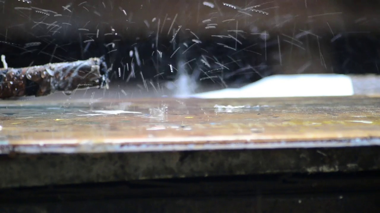 雨滴落在木板上视频素材