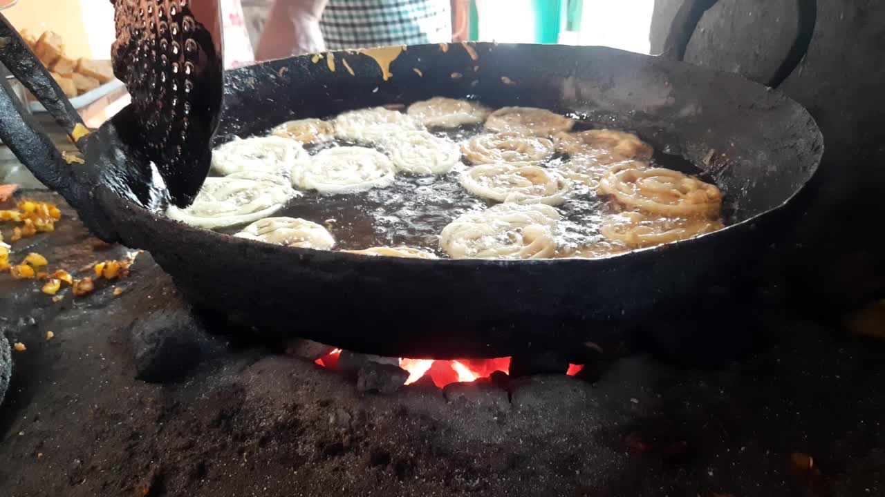 用煎锅做的甜饼。视频素材