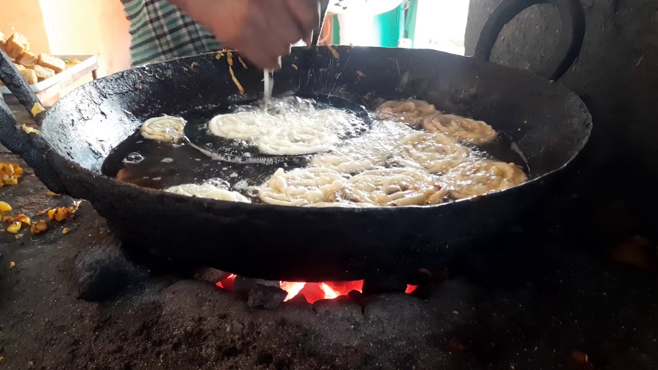 用煎锅做的甜饼。视频素材