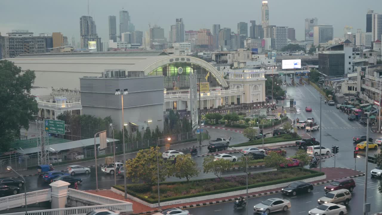 华兰芳火车站的雨天，从空中拍摄黄昏的高楼(泰国曼谷)视频素材