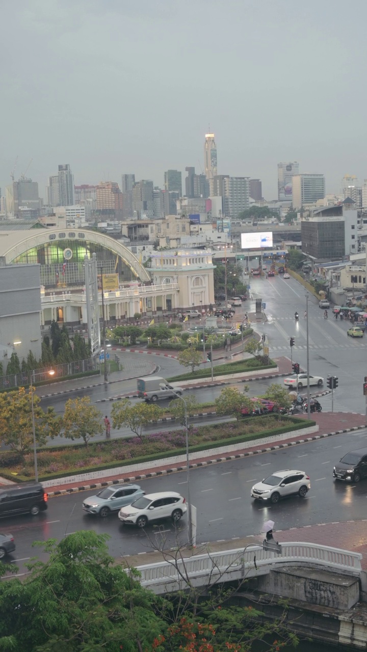 华兰芳火车站的雨天，从空中拍摄黄昏的高楼(泰国曼谷)视频素材