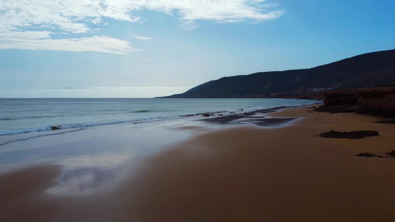 无人机拍摄的海浪到达海岸，摩洛哥4K视频素材