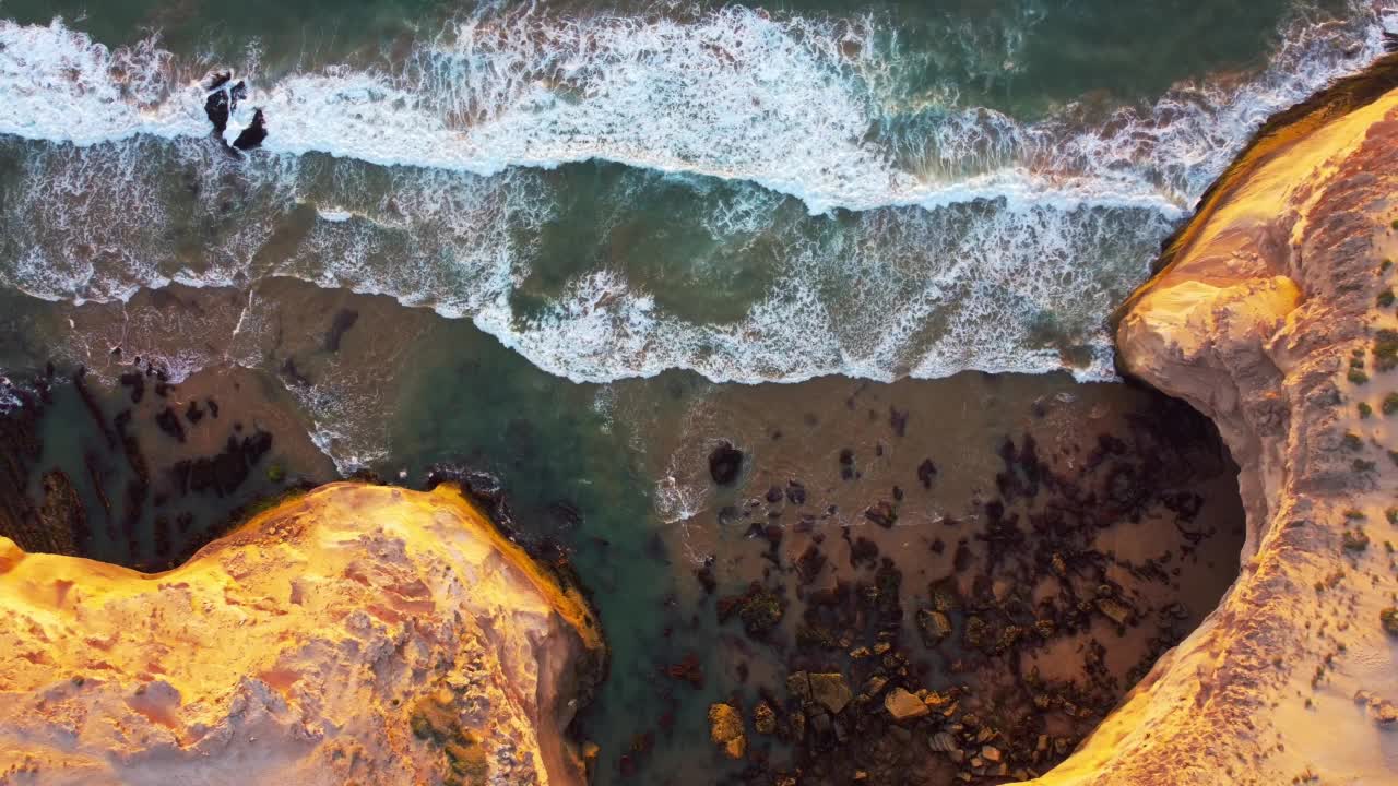 高空俯瞰无人机拍摄的海浪，摩洛哥Tamri视频素材