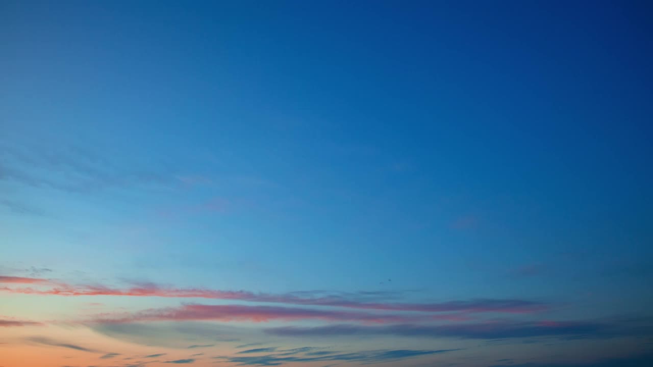 时间流逝的天空与美丽的云在日落，运动从后面到前面视频素材