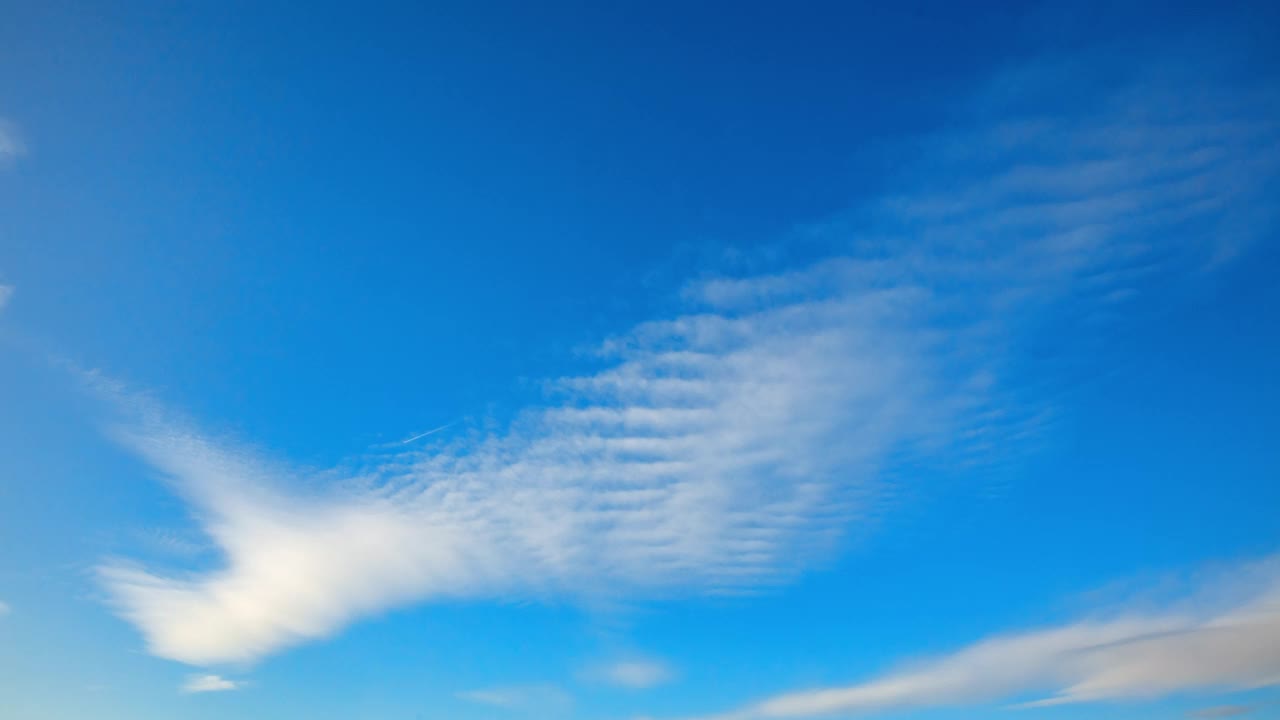 带卷积云的时间推移天空，由后向前运动视频素材