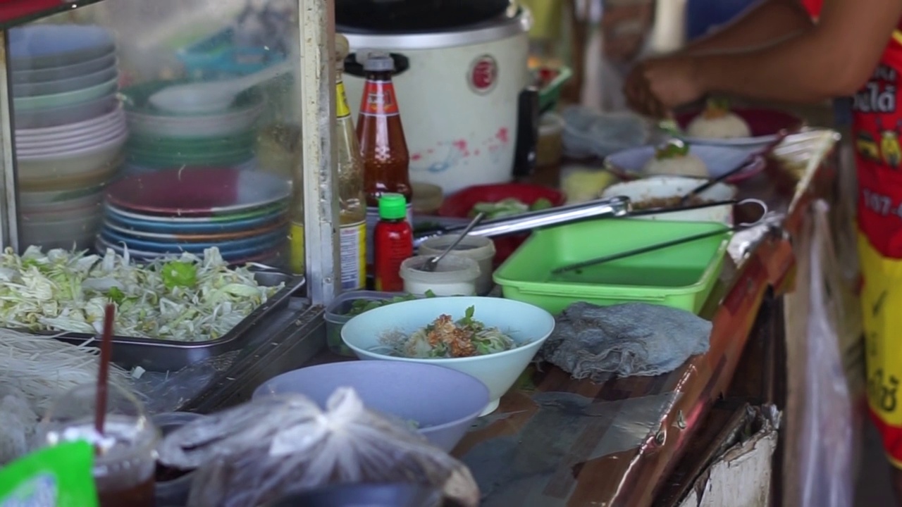 面条是当地的食物，也是泰国著名的街头小吃视频素材