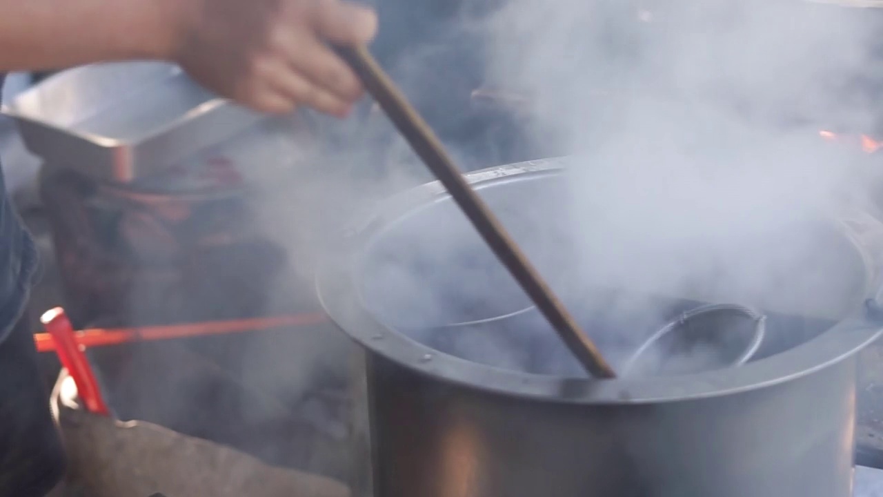 面条是当地的食物，也是泰国著名的街头小吃视频素材