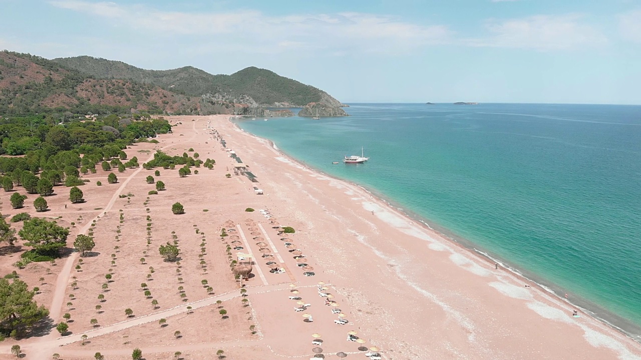 热带沙滩，美丽的山景，碧绿的海水。地中海惊人的海岸线。沙滩，碧绿的泻湖，炎炎夏日的海浪视频素材