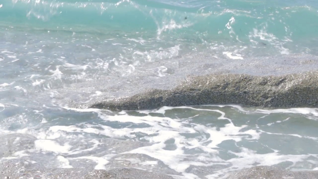 美丽的海景，惊涛骇浪。美丽的海洋背景。高质量的全高清镜头视频素材