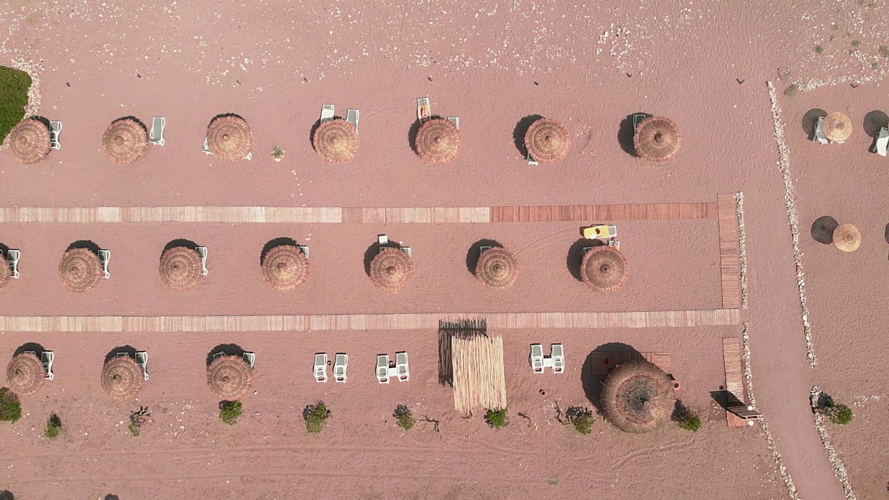 沙滩上有帆布躺椅和雨伞的度假海滩。地中海沙滩上的遮阳伞和日光浴床。夏天海滩度假。旅游目的地。热带度假视频素材