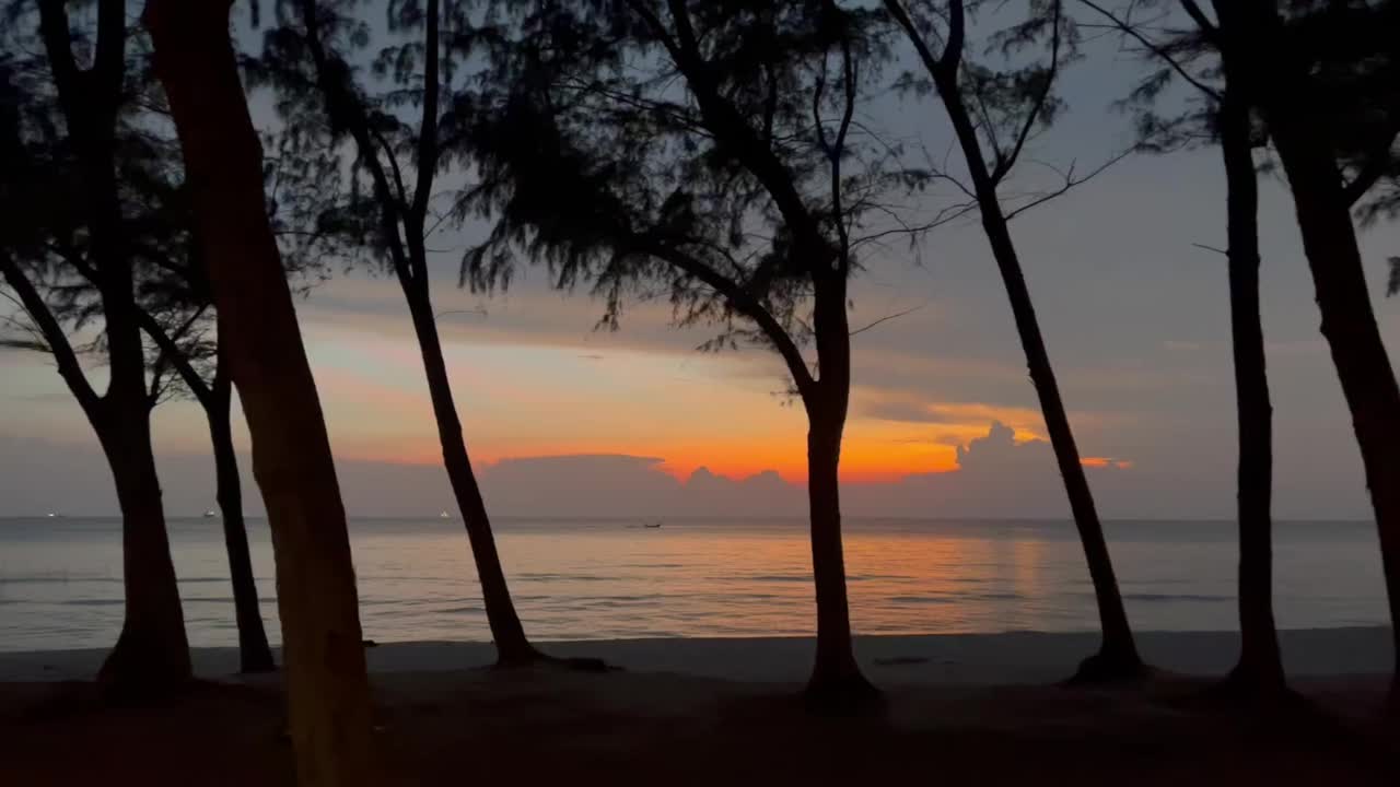 海滩上的日出全景视频素材