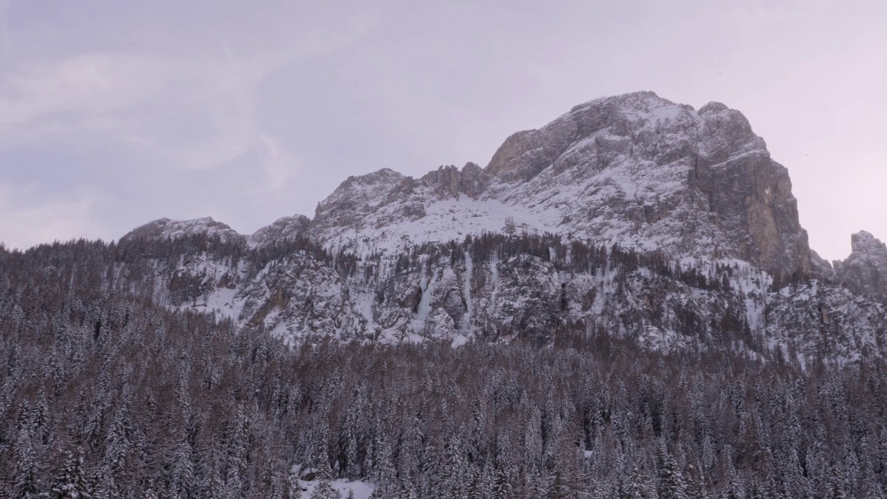 在意大利白云石阿尔卑斯山的山顶上，一场慢动作的降雪视频素材