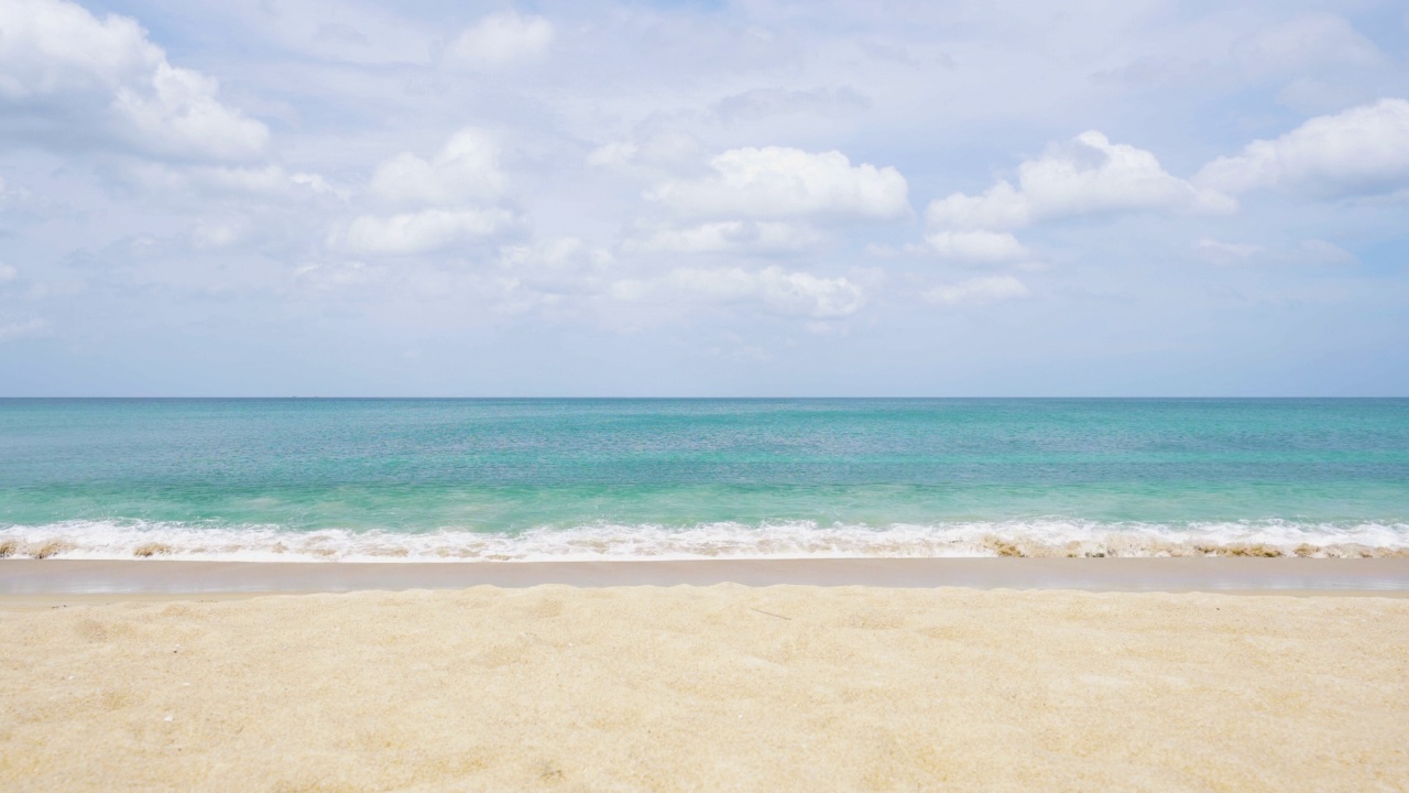 白色的沙滩，夏天晴朗的天空。波浪带着白色的泡沫海岸线。澳大利亚。视频素材