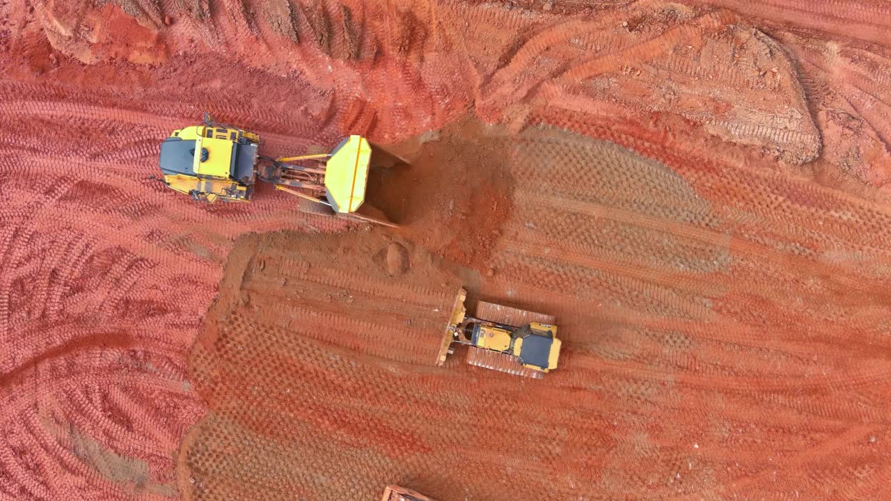 斗式履带式挖掘机在施工现场进行土方搬运和起重地面工作视频素材