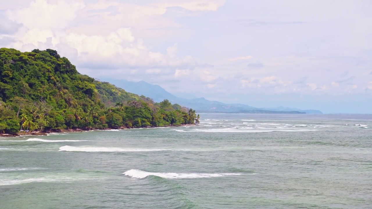 哥斯达黎加的太平洋景观，太平洋海岸破浪和热带雨林海景和巴雷纳海洋国家公园的海岸风景(又名鲸鱼尾巴)视频素材