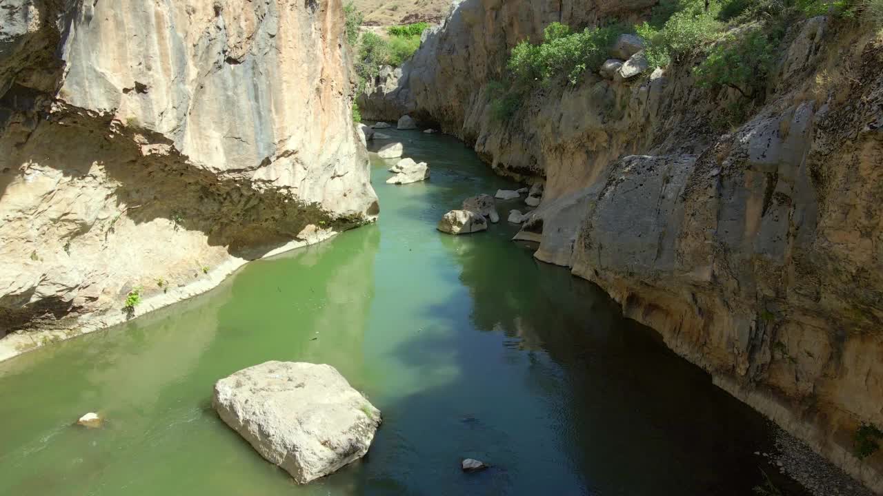 小溪水和狭窄峡谷无人机视图视频素材