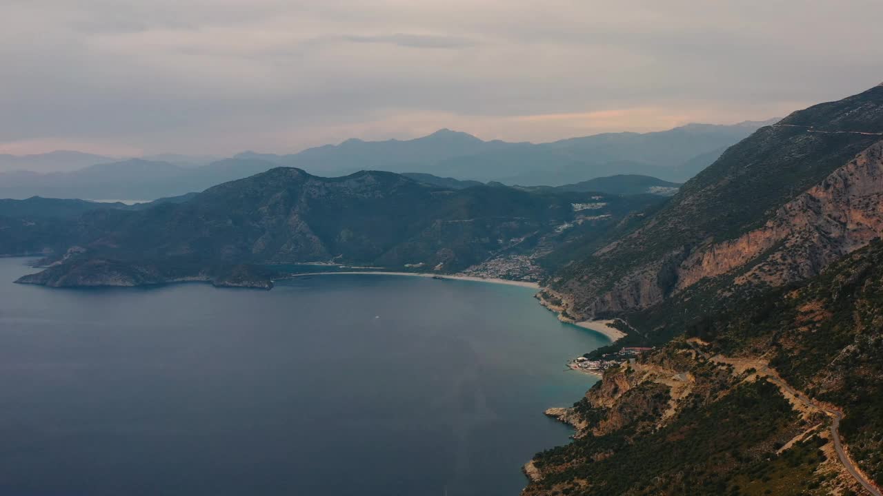 在土耳其的Oludeniz，俯瞰大海和山丘的落日美景视频素材